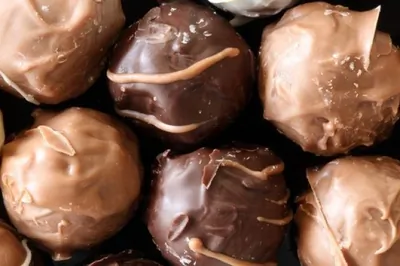 Арахисовые шарики с воздушным рисом в шоколаде и ирисках