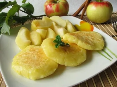 Яблочные блины с лимонной цедрой