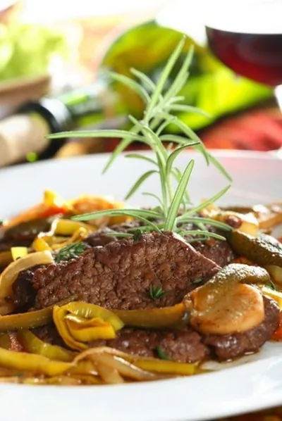 Говяжья вырезка с луково–апельсиновой закуской