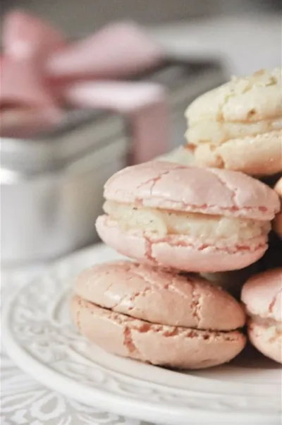 Клубничные пирожные макароны