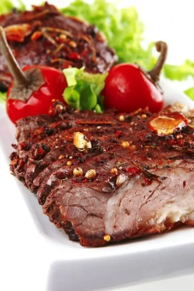 Ароматные говяжьи стейки с чесноком и перцем чипотле