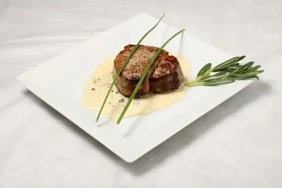 Говяжьи стейки с соусом из голубого сыра и маслин