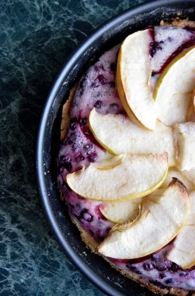 Брусничный пирог с яблоками