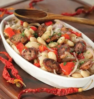 Белая фасоль, запеченная с красным перцем и острыми колбасками