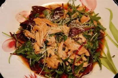 Салат с теплым лососем