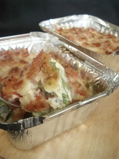 Запеченные авокадо с помидорами под яично-сливочным соусом