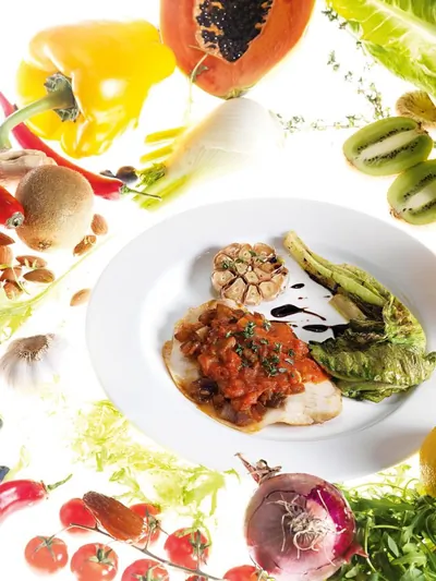 Тиляпия с тушеным салатом романо