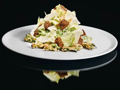 Салат из листьев романо с заправкой из синего сыра