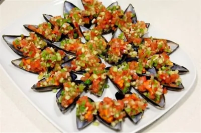 Холодные мидии под овощной шубой