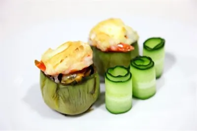 Артишоки, фаршированные мидиями и креветками, под шапкой из козьего сыра