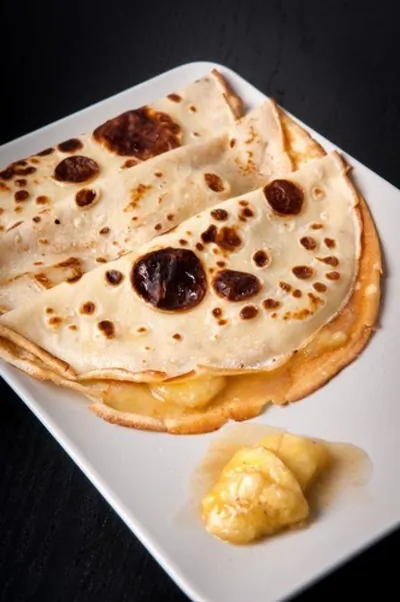 Тонкие блинчики с бананово-ромовым соусом