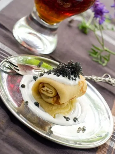 Тонкие гречневые блины со сметаной и черной икрой