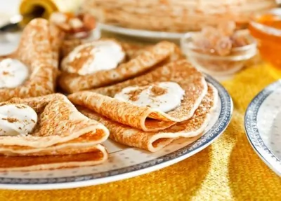 Тонкие блинчики из каштановой муки с рикоттой и медом