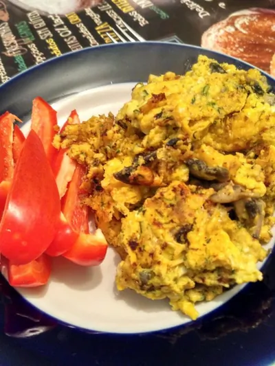 Нежный омлет с грибами, специями и сыром