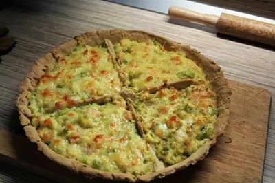 Киш с королевскими креветками и цукини