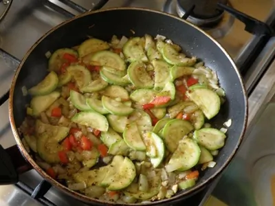 Теплый овощной салат с чесноком и специями