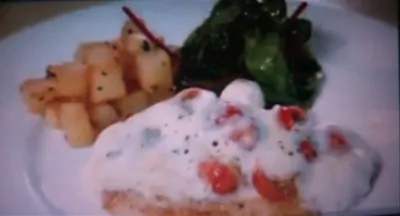 Запеченная куриная грудка под соусом из томатов, базилика и моцареллы