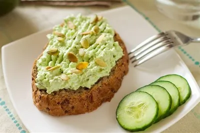 Булочка с творогом и авокадо