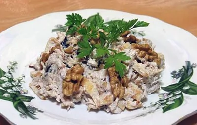 Салат с курицей и черносливом