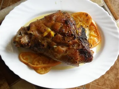 Рулька свиная, запеченая на мандаринах