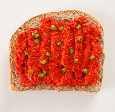 Постный спред из томатов и красных перцев с семенами подсолнуха