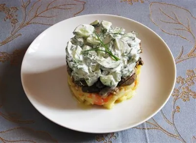 Теплый салат из мясного ассорти со свежей зеленью