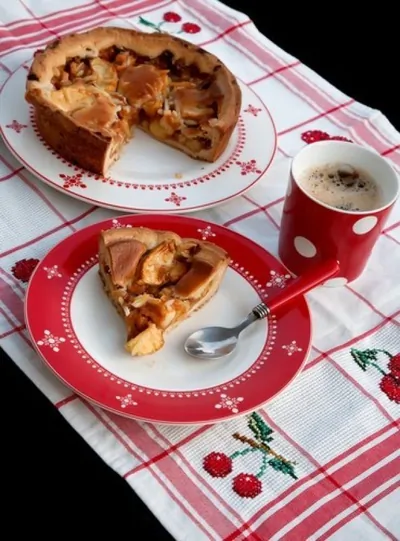 Открытый пирог с яблоками, горгонзолой и орехами