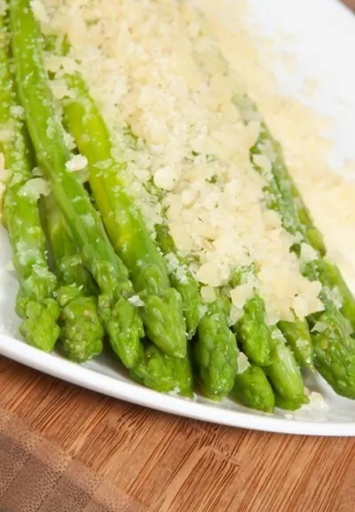 Спаржа с оливковым маслом и пармезаном