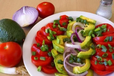 Салат из помидоров, авокадо и красного лука