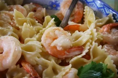 Салат из пасты, креветок и базилика