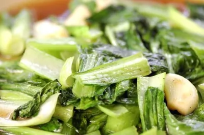 Пак-чой с зеленым луком и кешью