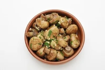 Жареные грибы с чесноком, петрушкой и лимонным соком