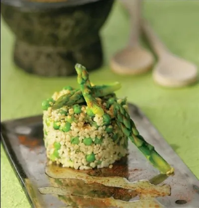 Ризотто из булгура со спаржей, зеленым горошком и сыром гравьера
