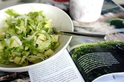 Салат с сельдереем и фруктами