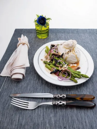 Спаржа с бурратой и соусом из хересного уксуса и меда