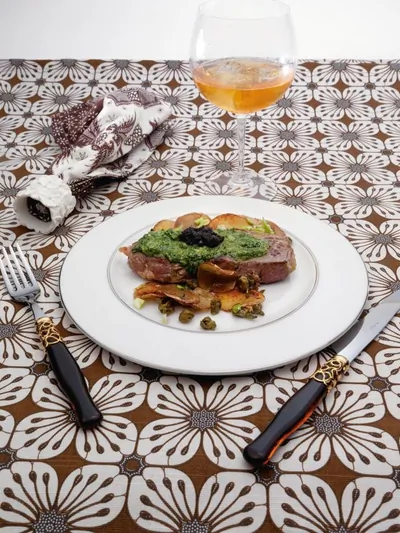 Стейк с базиликом и оливковым тапенадом