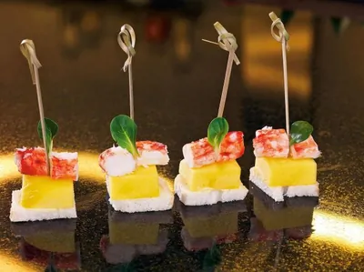 Краб с манго и яичным соусом