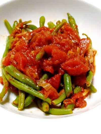 Зеленая фасоль с сальсой