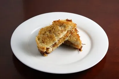 Жареные сэндвичи с беконом и грушей