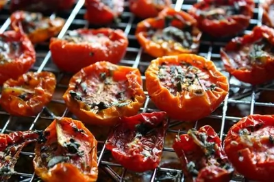 Помидоры на гриле с базиликом