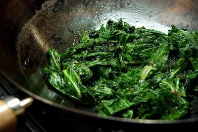 Листовая капуста с копченой паприкой