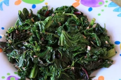 Листовая капуста с беконом