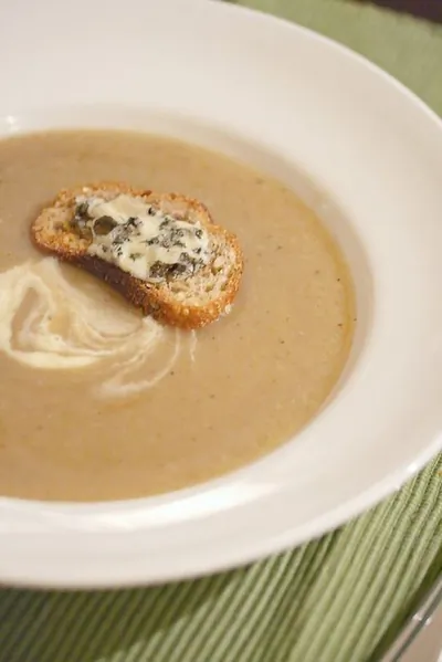 Суп-пюре из пастернака с луком-пореем и петрушкой