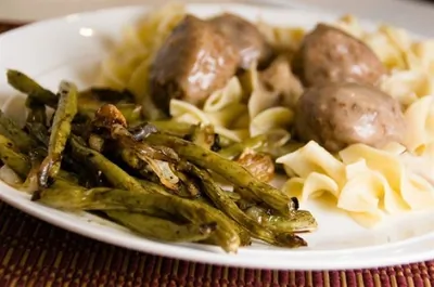 Печеная зеленая фасоль с красным луком и грецкими орехами