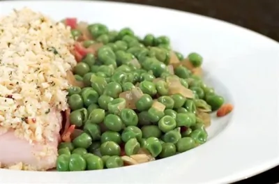 Зеленый горошек с луком
