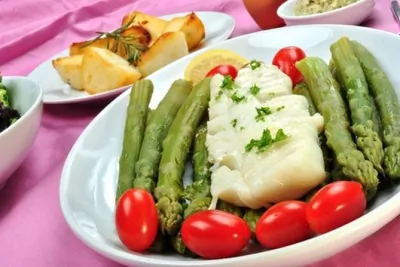 Припушенная треска со спаржей и винно-лимонным соусом