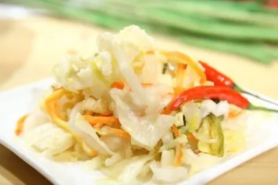 Салат из маринованной капусты с яблоками