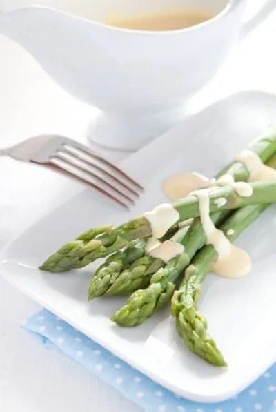 Спаржа под кремом с эстрагоном
