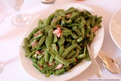 Салат из зеленого горошка с редисом и лаймом