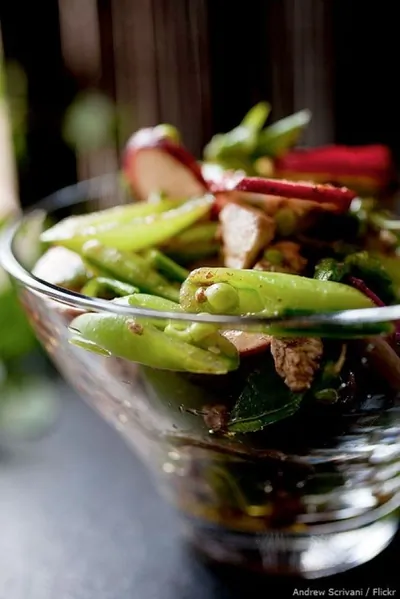 Жареный зеленый горошек с редисом и кешью